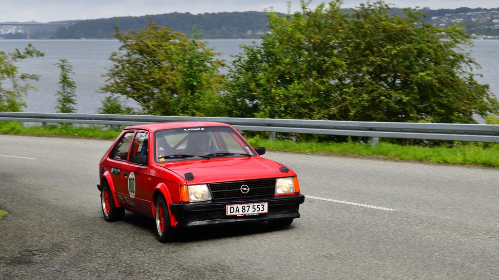 Helt almindelige hverdagsbiler fra dengang er en del af Munkebjerg Hillclimb. Her er det Rikke Fulton Wiilsbøll fra Otterup bag rattet af sin Opel Kadett fra 1983.
(Foto: Michael Eisenberg)